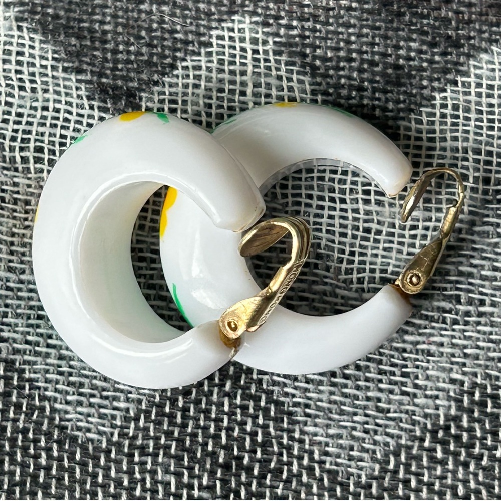 🔸FINAL PRICE🔸 Vintage Acrylic Floral Painted Clip On Hoop Earrings Cottagecore - Picture 5 of 9